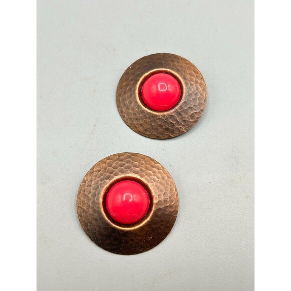 Vintage Hammered Round Copper Clip On Earrings with Fuchsia Cabochons - Picture 2 of 5